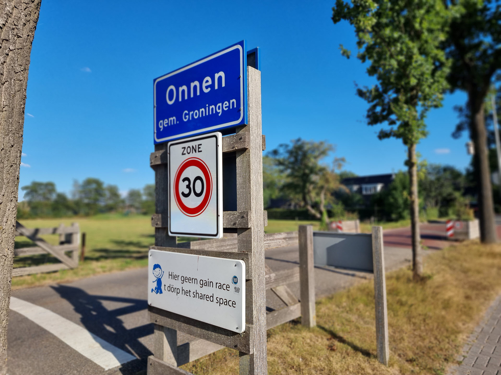 Zonnepanelen op het dak aan de Dorpsweg 5 in Onnen
